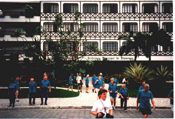 Die Hunsrcker Folkloregruppe Rheinbllen 1997 bei Ihrer Tournee vor dem Rathaus in Blumenau