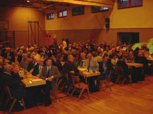 ber 200 Freunde der Deutsch-Brasilianer waren nach Ellern in die Soonwaldhalle gekommen