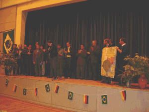 Deutsch-Brasilianischer Abend in der Soonwaldhalle in Ellern. Auf der Bhne eine Brasilianische Brgermeisterin und Brgermeister