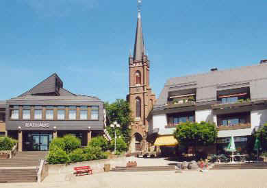 Marktplatz mit Rathaus und Kath. Kirche in Rheinbllen