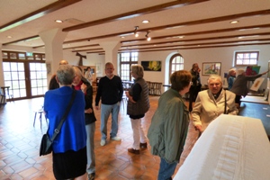 Großes Interesse fand die Gemäldeausstellung der Hauderer und von Edith Odenbreit im großen Saal. Foto: Harald Kosub