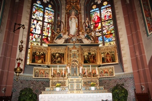 Altar und Glasfenster in der Marienkapelle. Foto Herbert Martin.