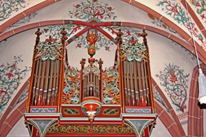 Die Orgel und die kunstvolle Deckenmalerei der Kapelle im Puricelli-Stift. Foto: Herbert Martin