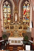 Der reich ausgeschmückte Altar und die leuchtenden Glasfenster in der Marienkapelle. Foto: Stephan Sonnet